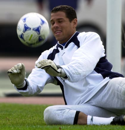 Oscar Cordoba saves a ball in a familiarization action performed in Tama, on November 25, 2000