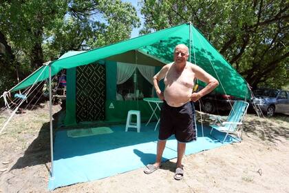 Oscar de Cesare muestra orgulloso su casilla totalmente equipada