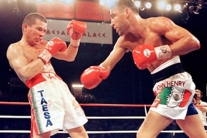 Oscar de la Hoya durante su enfrentamiento contra Julio César Chávez en los años 90
