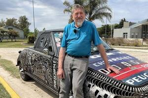 Oscar Dealbera, más conocido como 'Cary', utilizó más de mil bujías para crear una llamativa decoración a su auto