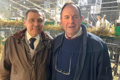 Oscar Figoni y Armando Vasallo, dos criadores de conejos que estuvieron en la Exposición Rural de Palermo
