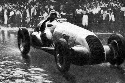 Oscar Gálvez tenía a la cervecería Quilmes como sponsor del Alfa Romeo con el que ganó en Palermo, en 1949; el Aguilucho cobrara entre 4 mil y 5 mil pesos por carrera