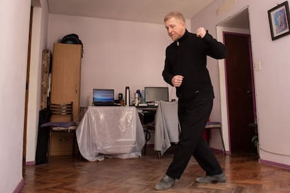 Oscar García es profesor de tango y todos los días tiene alumnos que desde la computadora llegan al living de su departamento en Caballito