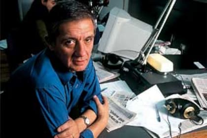 La mesa de trabajo de la radio, auriculares y micrófono, el mundo indeleble de Oscar Gómez Castañón