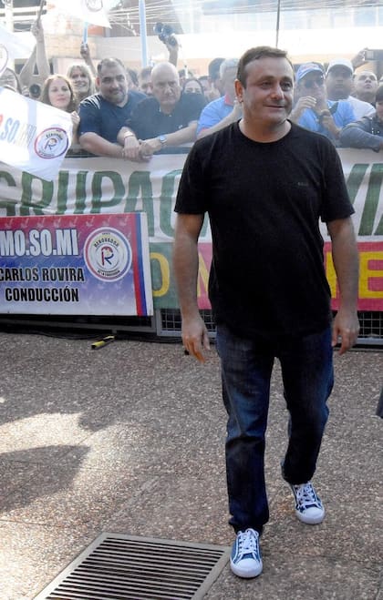Oscar Herrera Ahuad, de jenas y zapatillas, no asistio al discurso en el recinto porque no recibió la invitación oficial. Al final, los organizadores dijeron que se les "traspapeló". Los rumores de internas entre las principales figuras de la Renovación, arrecian en los círculos políticos de Misiones.