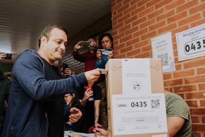 Oscar Herrera Ahuad llegó a votar bajo la lluvia en Posadas