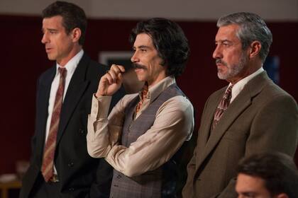 Oscar Jaenada (en el medio) como Luisito Rey, el villano más querido de Netflix