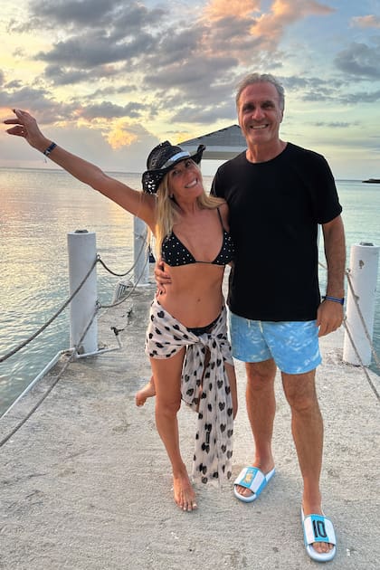 Oscar junto a su mujer
Nancy. ¿El detalle?
Las ojotas oficiales de
la selección argentina
que lució el ex jugador