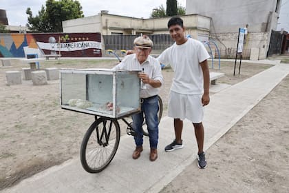 Oscar junto a Ulises, el joven que difundió su historia en redes sociales.