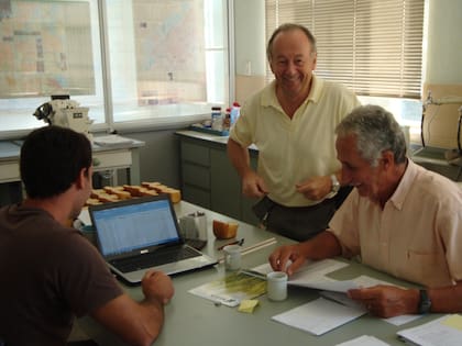 Oscar Klein y Néstor Machado en el Laboratorio de harinas