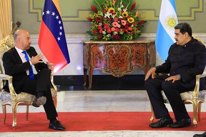 Oscar Laborde cuando fue embajador argentino en Caracas, entre 2022 y 2023, en un encuentro con Nicolás Maduro