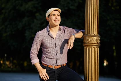 Oscar Lajad vive en la zona de Retiro y su estampa de porteño recuerda a los caballeros de otros tiempos