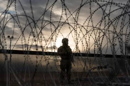 Óscar logró cruzar la frontera entre México y Arizona y se encuentra en un campamento humantario