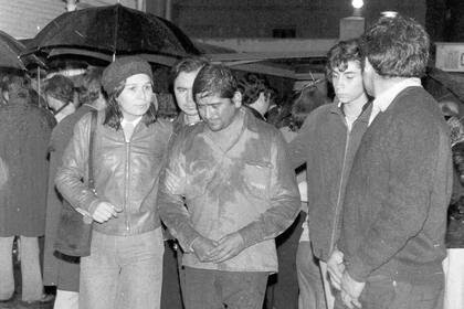 Oscar Luis Martínez, sacristán de la iglesia Cristo Obrero, bajo la lluvia en el hospital Salaberry la noche del asesinato del padre Mugica