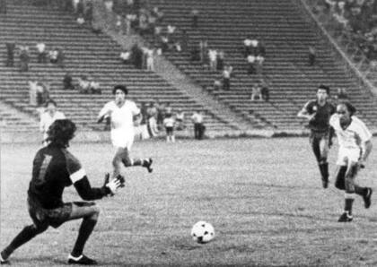 Oscar Mas define para Huracán Las Heras, en un partido que sufrió más de un temblor, en Mendoza, hace casi cuatro décadas