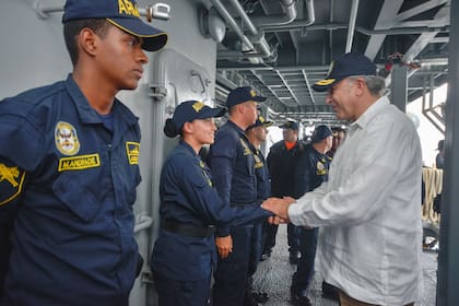 Óscar Naranjo con Oficiales de la Armada colombiana