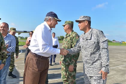 Óscar Naranjo fue vicepresidente de Juan Manuel Santos entre 2017 y 2018; en la imagen, se saluda con miembros de la Fuerza Aérea de Colombia