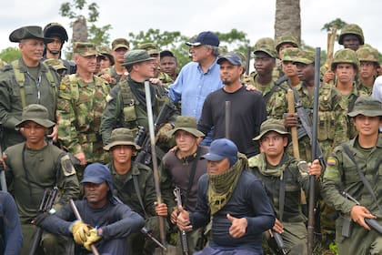 Óscar Naranjo junto a soldados del Ejército en un acto por los 199 años del Ejército de Colombia
