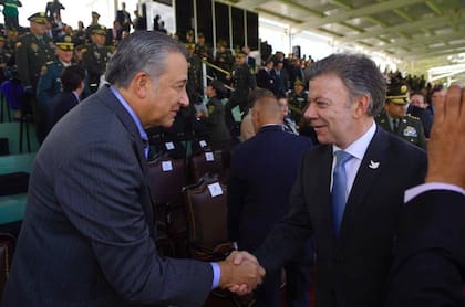 Óscar Naranjo junto al presidente Juan Manuel Santos, en un acto de la Policía Nacional