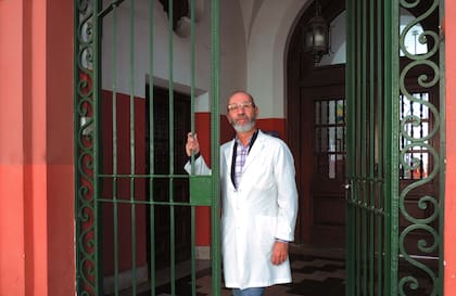 Oscar Naveiro, director de la escuela Rawson.