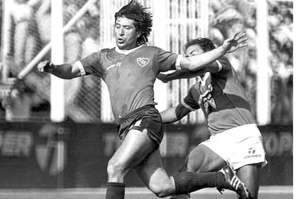 Con la camiseta de Independiente, la última que vistió como profesional; se retiró en 1983