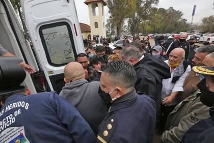 U Luego de bajar fue asistido por sus compañeros y subido a una ambulancia