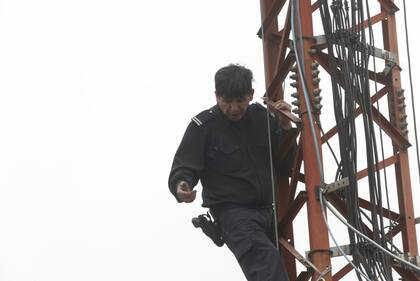 Oscar Pagano, el policía bonaerense que se trepó a una torre, bajó gracias a su amigo Gentile