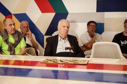 Oscar Panno, una gloria del ajedrez argentino, asistió a la sala de análisis del Centro Cultural Recoleta para presenciar la partida de Faustino.