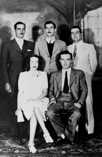 Oscar Pardo, Enrique Drago Mitre y Jorge Luis Borges, con los novios Silvina Ocampo y Adolfo Bioy Casares, el día de su boda en Las Flores, 1940