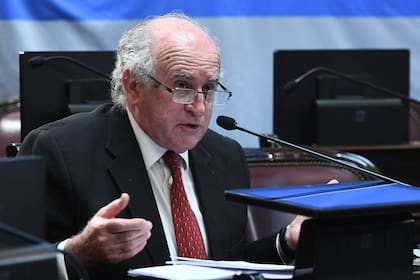 Oscar Parrilli en la sesión del Senado de la Nación en la que se trató el retiro de proyectos para modificar la ley del Ministerio Público, el 29 de octubre 2020