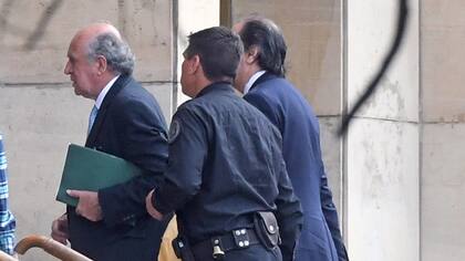 Oscar Parrilli llega a los tribunales de Comodoro Py para declarar en la causa AMIA