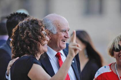 Oscar Parrillli antes de entrar al Congreso se tomo selfies con los seguidores de Alberto Fernández