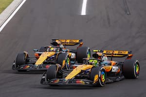 Oscar Piastri y Lando Norris, ambos de McLaren, largan adelante en el Gran Premio de Países Bajos