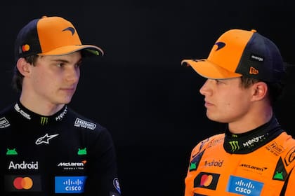 Oscar Piastri y Lando Norris, los aspirantes de McLaren al título, relegados en Qatar por Verstappen (AP Photo/Darko Bandic)