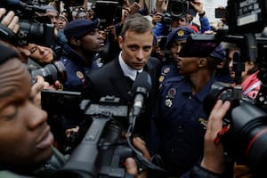 Oscar Pistorius quedó en libertad condicional tras cumplir la mitad de la condena por el asesinato de su novia en 2013