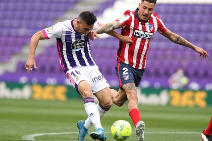 Oscar Plano del Real Valladolid anota el primer gol de su equipo bajo la presión de José Giménez del Atlético de Madrid durante el partido ante Atlético de Madrid
