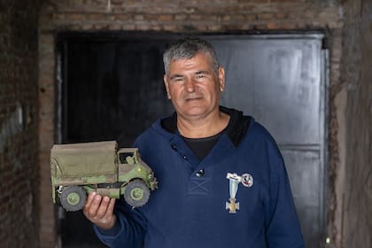 Oscar Poltronieri tiene en su casa una imitación del camión que manejaba como soldado