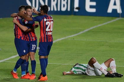 Oscar Romero festeja el 1 a 0 junto con sus compañeros de San Lorenzo