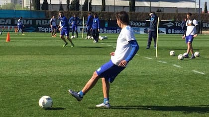 Oscar Romero integraría la mitad de la cancha ante Boca