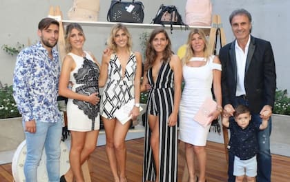Oscar Ruggeri con sus cuatro hijos: Daiana, Candela, Federica y Stephan