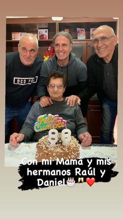 Oscar Ruggeri, con sus hermanos y su mamá