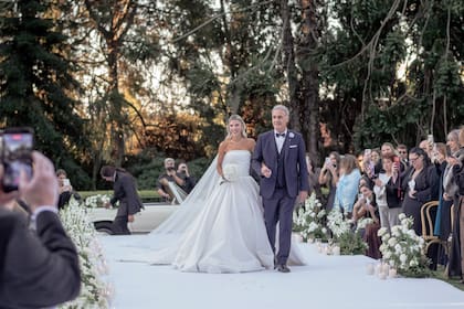 Oscar Ruggeri ofició de padrino y llevó a su hija al altar. “Papá,
voy a guardar este momento en mi corazón toda la vida”, fueron las
tiernas palabras que dijo la modelo a través de sus redes sociales