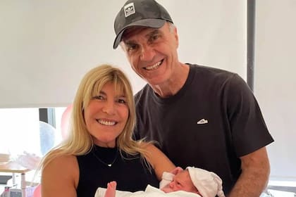 Oscar Ruggeri subió una foto con su esposa y su nieta Vita