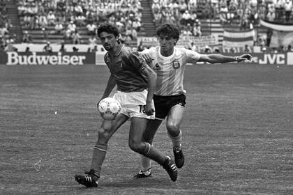 Oscar Ruggeri y Altobelli, el autor del gol italiano en el duelo de 1986, en México
