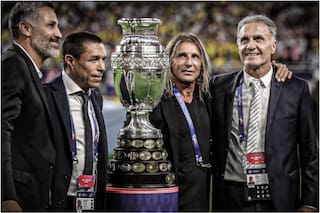 El momento en que Oscar Ruggeri y Claudio Caniggia ingresaron con el trofeo de la Copa América