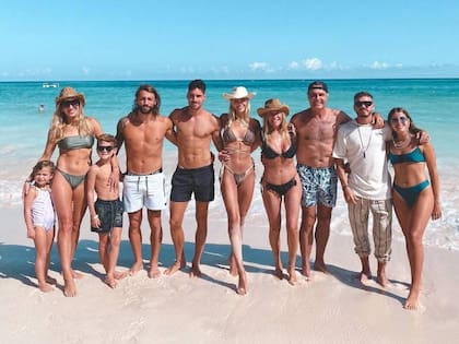 Oscar Ruggeri y toda su familia en sus vacaciones
