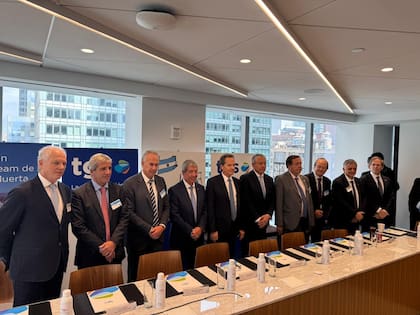 Oscar Sardi, CEO de TGS, junto al ministro Caputo y los gobernadores de Neuquén y Río Negro durante el Argentina Week en Nueva York, donde se presentó el proyecto NGL