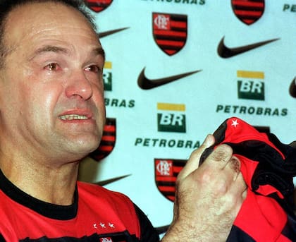 Oscar Schmidt, en ocasión de anunciar su retiro, en mayo de 2003 en Río de Janeiro.