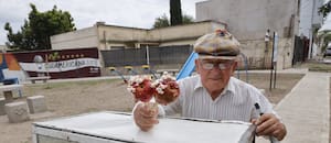 La emoción de un jubilado de 81 años que volvió a comprar en un súper después de años de privaciones