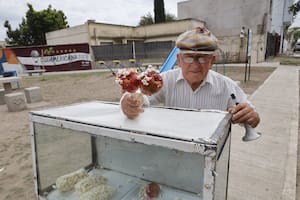 La emoción de un jubilado de 81 años que volvió a comprar en un súper después de años de privaciones